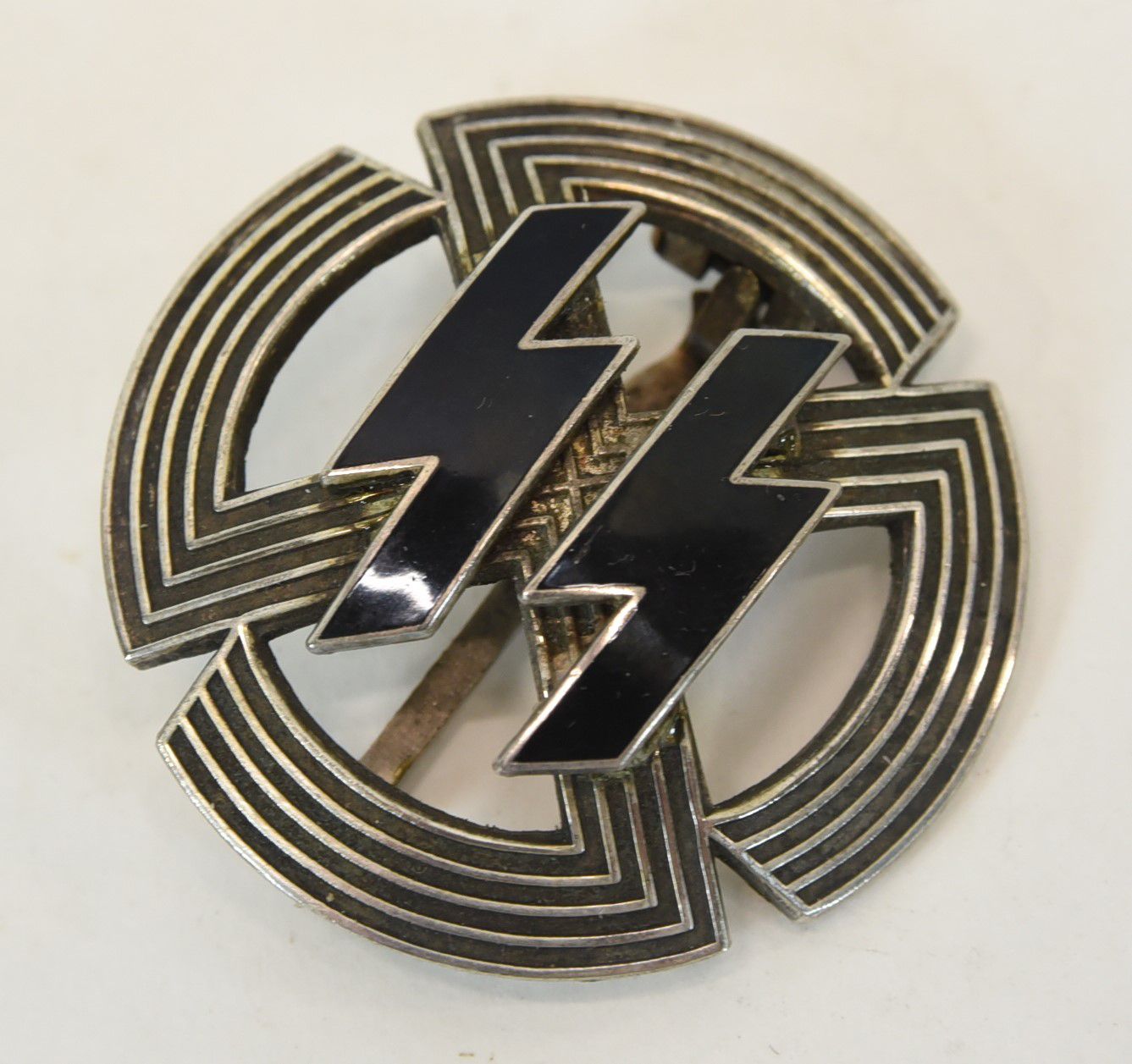 WWII Germanische Leistungsrune der SS Badge
